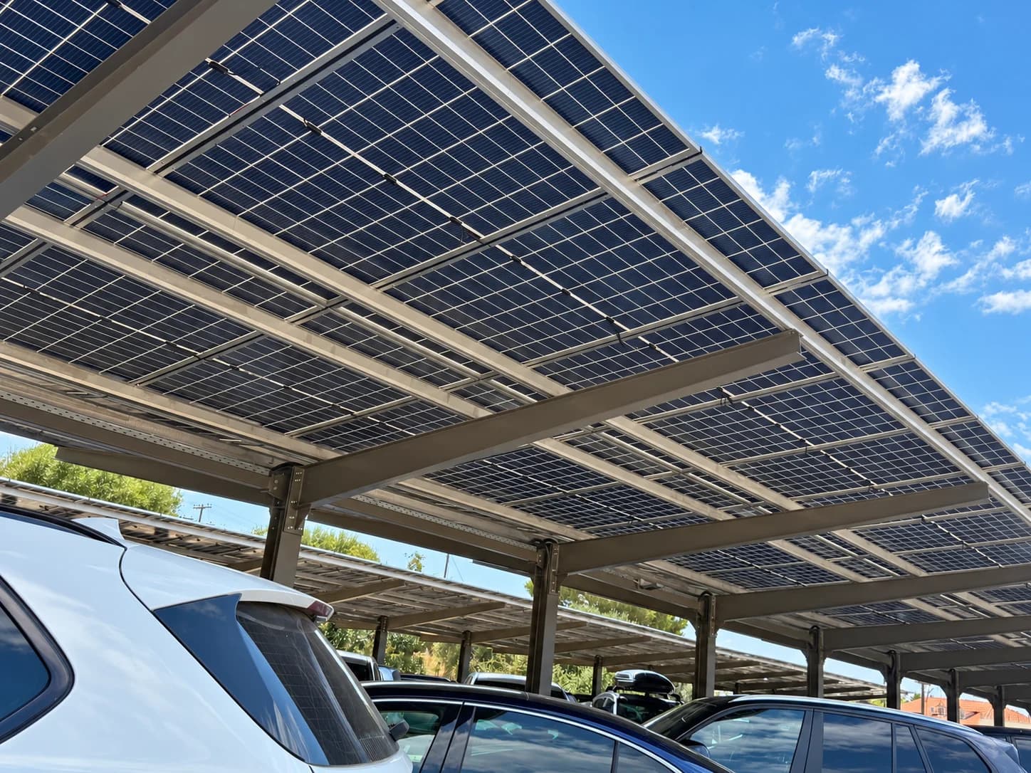 Detaliu al structurii de susținere și al panourilor unui carport fotovoltaic
