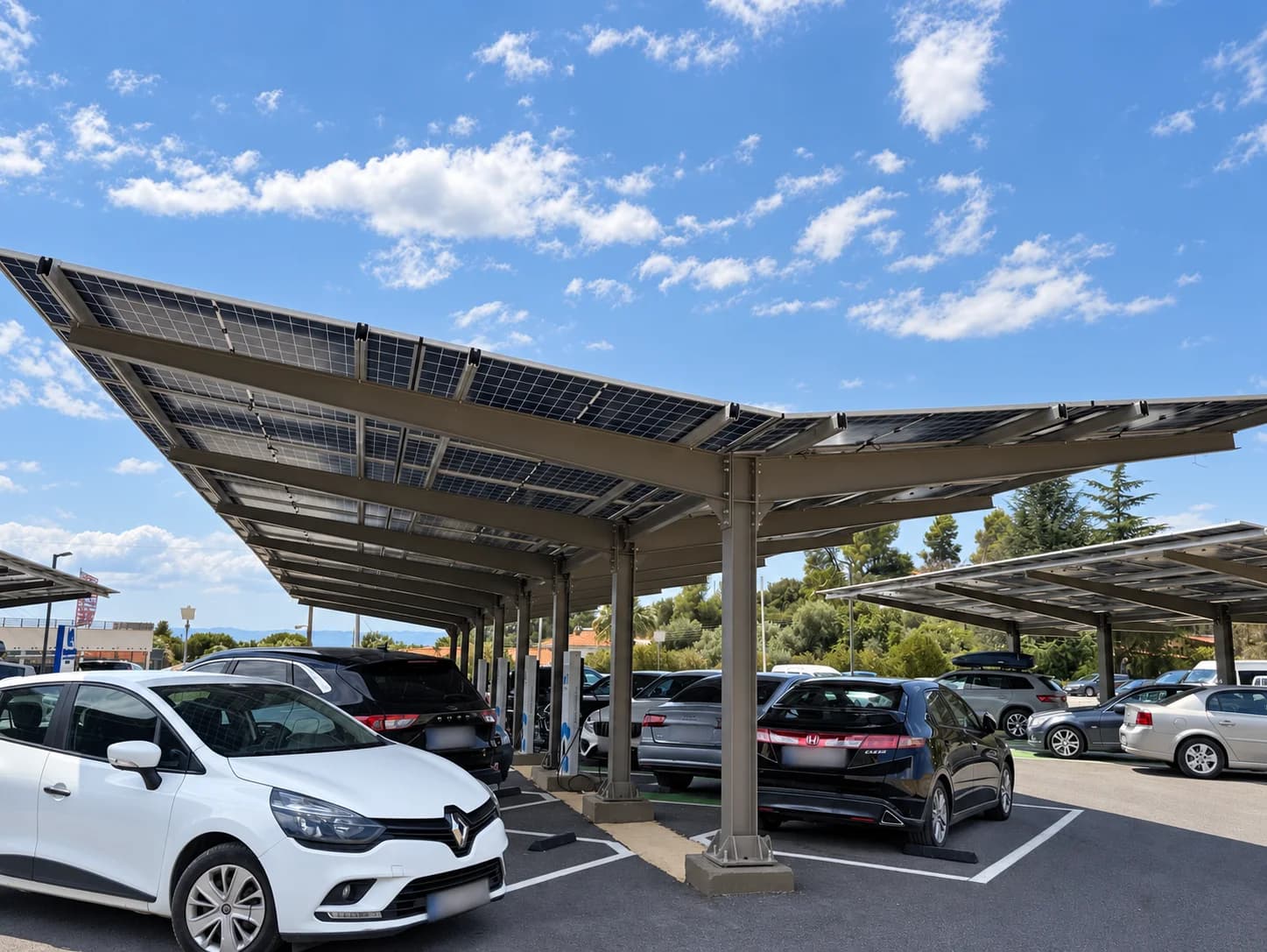 Parcare acoperită cu panouri fotovoltaice pe structuri de tip carport