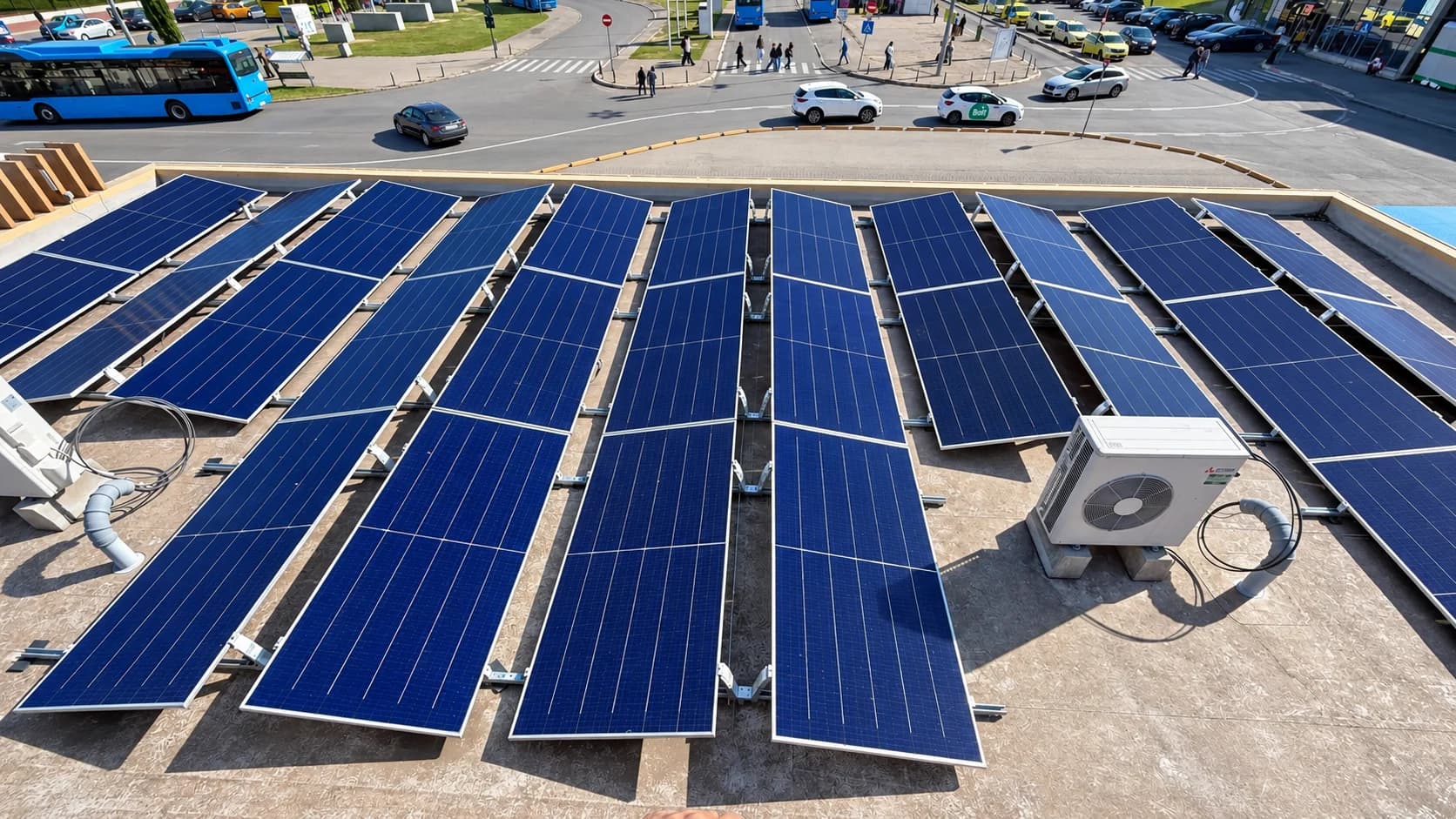 Panouri fotovoltaice dispuse pe un acoperiș terasă