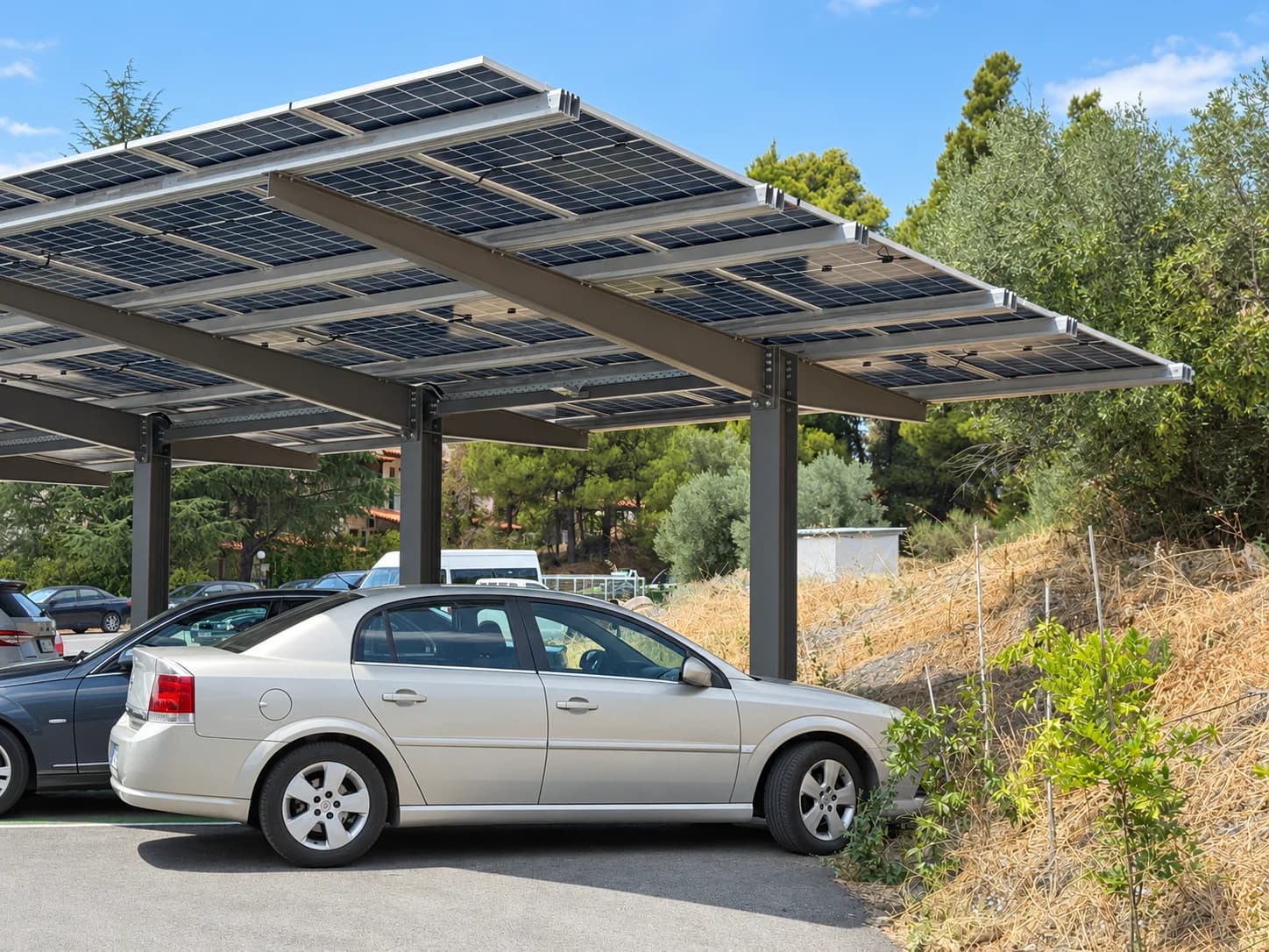Vedere laterală a unui carport fotovoltaic