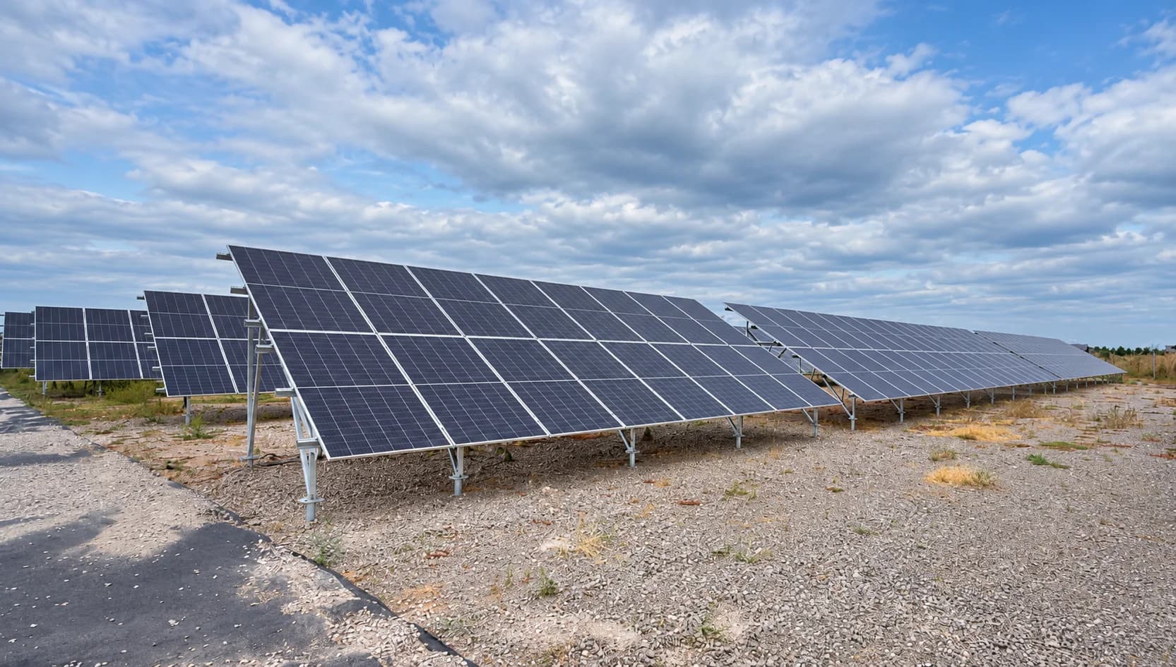 Vedere de ansamblu a unui sistem fotovoltaic montat la sol
